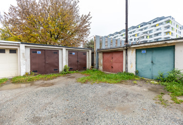 PREDANÝ parádny staromestský byt Komenského, GARÁŽ pod bytom v CENE