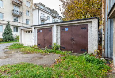PREDANÝ parádny staromestský byt Komenského, GARÁŽ pod bytom v CENE