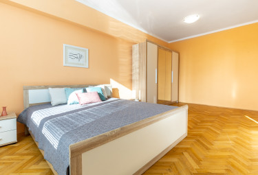 PREDANÝ parádny staromestský byt Komenského, GARÁŽ pod bytom v CENE