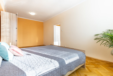 PREDANÝ parádny staromestský byt Komenského, GARÁŽ pod bytom v CENE