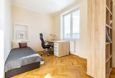 PREDANÝ parádny staromestský byt Komenského, GARÁŽ pod bytom v CENE
