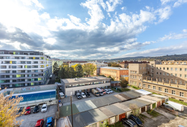 PREDANÝ parádny staromestský byt Komenského, GARÁŽ pod bytom v CENE