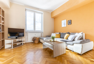 PREDANÝ parádny staromestský byt Komenského, GARÁŽ pod bytom v CENE