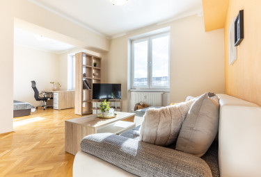 PREDANÝ parádny staromestský byt Komenského, GARÁŽ pod bytom v CENE