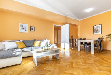 PREDANÝ parádny staromestský byt Komenského, GARÁŽ pod bytom v CENE