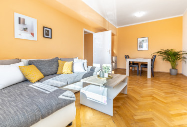 PREDANÝ parádny staromestský byt Komenského, GARÁŽ pod bytom v CENE