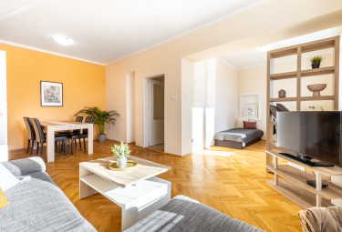 PREDANÝ parádny staromestský byt Komenského, GARÁŽ pod bytom v CENE